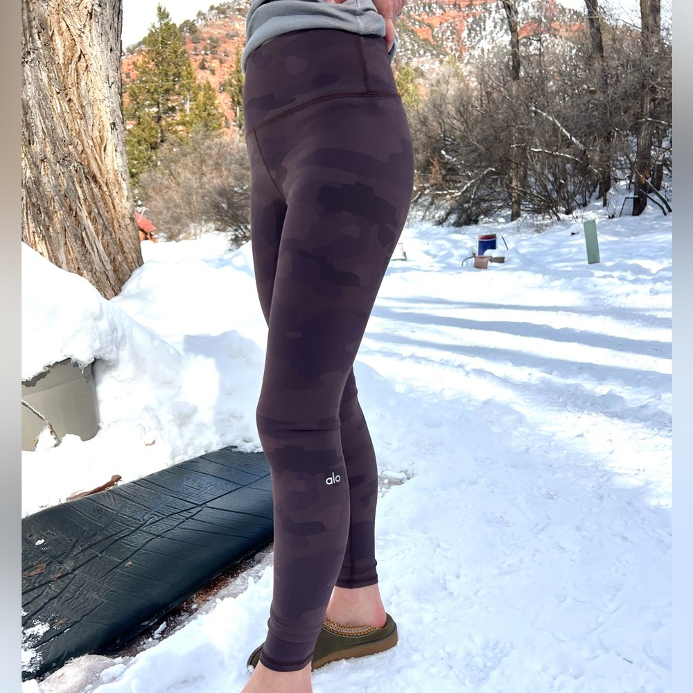 LIKE NEW Alo Yoga Vapor Leggings in Coco Camo.